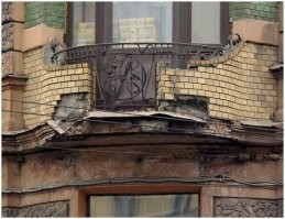 Красивый балкон на убитом фасаде. Или для участия самим фасады реставрировать?