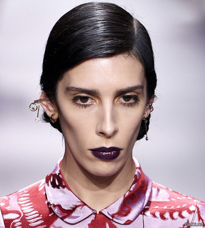 Красота мир спасёт, но админ и др. "господа"не дадут
Молли Бэйр собирает в сети не самые приятные “комплименты” с 2014 года...
А вот профессионалы жаждут видеть ее на подиуме и раз за разом предлагают Молли закрывать показы, а это честь, которой не удостаивались многие весьма опытные и привлекательные манекенщицы.
Она ходила в показах Chanel, Prada, Balenciaga, Fendi, Gucci, Giles, J. W. Anderson, Alexander Mcqueen, Giambattista Valli, Sacai, Kenzo, Rochas, Rick Owens, Alexander Wang, Marc Jacobs, Dkny, Gareth Pugh, Public School, и это далеко не полный список. Она снялась для кампании Proenza Schouler, а также ходила в их шоу...
Исса Лиш
Стелла Лючия
Лили Самнер
Джейми Бочерт