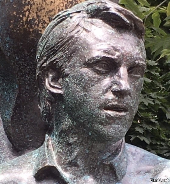 Памятник на могиле Высоцкого на Ваганьковском кладбище заменили на новый к 40-летию смерти. Теперь у Высоцкого голова с новыми скулами, причёской и приоткрытым ртом. Черты лица ещё меньше стали похожи на живого поэта и вызывают странные ощущения. Как будто памятник какому-то пионеру-герою... Никита не устаёт эксплуатировать образ папы. 9 лет назад выставил его в кино наркоманом с обезьяней мордой. Теперь памятник решил причесать...
Мне такое не мнилось, не снилось,
И считал я, что мне не грозило,
Оказаться всех мёртвых мертвей,
Но поверхность на слепке лоснилась,
И могильною скукой сквозило,
Из беззубой улыбки моей...
(с)Высоцкий