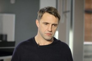 ?На актера Вдовиченкова похож...