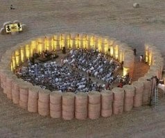 Этот театр сделан из тюков сена