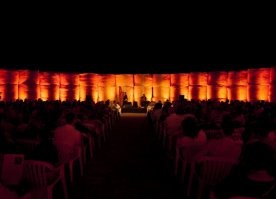 Этот театр сделан из тюков сена