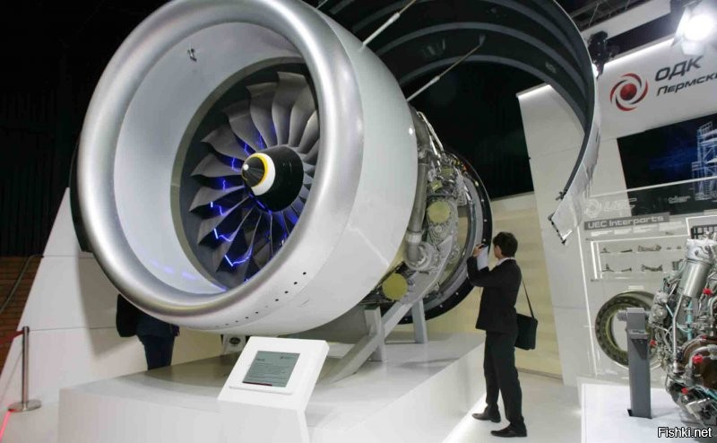 ПД-35 (Перспективный Двигатель тягой 35 тонн) - проект российского перспективного двухконтурного турбовентиляторного двигателя сверхбольшой тяги (тяга на взлёте от 33 до 40 т, диаметр вентилятора - 3100 мм, длина - более 8 м, вес - около 8 т).