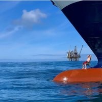 хотел бы я посмотреть как он в воду спрыгнет и потом попытается назад забраться!