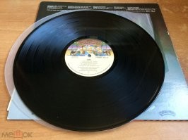 КИСС это шоу, музыкальной составляющей там мало, тяжёлая попсятинка, и писались они на попсовом лейбле "Casablanca" - попсовое подразделение Warner Bros. Records.