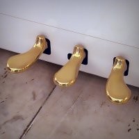 Надо было садится за рояль,там как "механике" педали три.