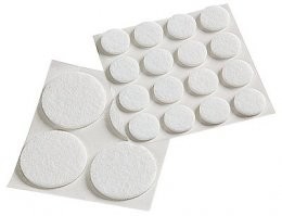 Основная проблема этих компрессоров - не пыль, а их БЕЗМАСЛЯНОЕ исполнение
При работе поршень\цилиндр взаимно нагреваются, мизерный заводской запас смазки быстро заканчивается - привет, "сухой" износ !
Пардон, я обычным одноразовым шприцем с толстой иглой через отогнутую стальную пластину даю 2-3 капли масла на поршень снизу, потом на подшипник скольжения кривошипно-шатунного механизма - подобный компрессор работает у меня с 2005 года, обслуживает 3 машины. При сезонной смене резины подкачивает по 4 колеса ( межсезонное хранение резины у меня в гараже в сборе на дисках, с давлением 1.5 атм.) 
Автор !!!!!!
Пропитай свой синтепон любым моторным маслом - это резко улучшит фильтрацию (промасленный материал отлично задерживает пыль) и даст немного масляных паров в цилиндр компрессора !
Хуже - точно не будет.
Пы.Сы. 
Если в торцевой крышке-заглушке тупо просверлить большое отверстие, то можно и механизм с удобством смазывать, и закрыть его пористым материалом - белой мебельной наклейкой.
Дешево, сердито, и без 3-D принтера.