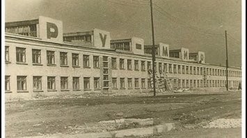 "Как сообщил генеральный директор фабрики «Шарм» Андрей Тутунин создано 69 новых рабочих мест, из них 60 вакансий   для швей. «На данный момент открывшийся швейный цех укомплектован на 72%   сейчас здесь трудятся 50 человек, в их числе, 28 швей и 15 учеников."
У нас в городе, когда население не начало стремительно уменьшаться, работала трикотажная фабрика, которая давала 2500 рабочих мест для 40-тыс. города. Ее специально построили, чтобы устранить перекос по рабочей силе, так как в городе было много промышленных предприятий, где большинство профессий были мужскими. Одновременно построили общежития, жилые пятиэтажки, огромную котельную, два детских сада. 
И этим особо не гордились. Это было в порядке вещей. А тут окуительное достижение: 50 рабочих мест!
