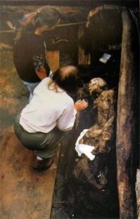 аффтар совсем ни с чем не дружит? на Ваших фото вовсе не "алтайская принцесса", а мумия мужчины-пазырыкца. вот "алтайская принцесса":