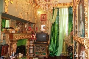 В каком месте она хаотична? Всякие былдофоны у которых из образование -мобильный телефон и арифметический счёт нифига не понимая дают свои комменты. Почему пол прозрачный? Чтобы когда сверху на этаж выше горит свет, то будет создаваться вполне себе полумрак. Почему мебель односпальная? Хозяин ее не вывез и забил, хата меблированной продается, новую уже купил и обставил, а всю трехомудь не захотел тащить. Почему 3 спальни? Ну, спали они так, что вы никогда отдельно не спали? Заметили кстати, что 3 холодильника? Вполне возможно , что хата нормально так сдавалась вполне и для троих разных персонажей. Там даже банька есть, совсем круто. Хаоса тут нет из серии совсем, похоже на нормальную *берлогу*. Вот ниже слегка крипово и хаосно, а тут за 1.5 ляма скромная хатка.