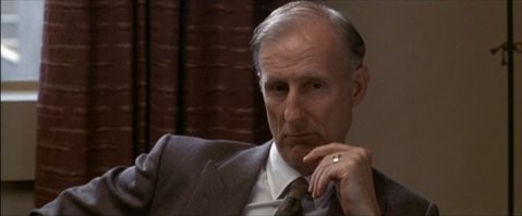 Мужик на первой гифке на Джеймса Кромуэлла из "Секреты Лос Анджелеса" L.A. Confidential (1997) похож.