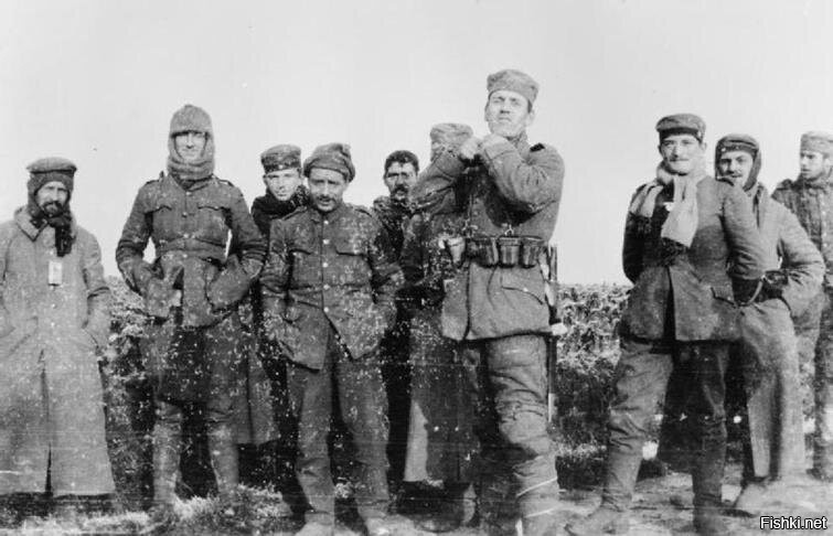 Так выглядело рождественское перемирие во время Первой мировой войны более 100 лет назад. К концу декабря 1914 года, Первая мировая война уже успела унести почти миллион человеческих жизней по всей Европе всего за 5 месяцев с её начала. Но в канун Рождества на поле боя случилось настоящее чудо, несмотря на приказ продолжать идти в атаку, пушки замолчали. Вместо звуков стрельбы, были слышны колядки немецких и британских солдат, и в скором времени война на Западном фронте превратилась в радостное пение. С наступлением Рождества несколько немецких солдат на рассвете вышли из своих окопов и подошли к линии противника, пройдя по выжженному полю битвы, они стали выкрикивать "Счастливого Рождества!" на английском и французском языках. Изначально, союзные войска решили, что это была ловушка, но увидев, что немцы были безоружны, они также оставили свои окопы, чтобы пожать руку врагу, с которым вели ожесточенную борьбу вот уже несколько месяцев. Вскоре более 100000 британских и немецких солдат оставили свои окопы. Солдаты начали обмениваться подарками и даже шлемами. Солдаты даже провели несколько футбольных игр, а парикмахеры с каждой стороны приводили войска в презентабельный вид. Тем временем, солдаты с обеих сторон помогали друг другу хоронить погибших, которые остались лежать на поле битвы. К сожалению, это был первый и последний раз, когда такое мероприятие проводилось во время Первой мировой войны. Узнав о временном перемирии, командование с обеих сторон стало угрожать солдатам, что они будут признаны дезертирами, если немедленно не продолжат вести военные действия. Временное рождественское перемирие доказало, что ни одна даже смертоносная война не может раздавить человеческий дух и отнять у людей человечность.