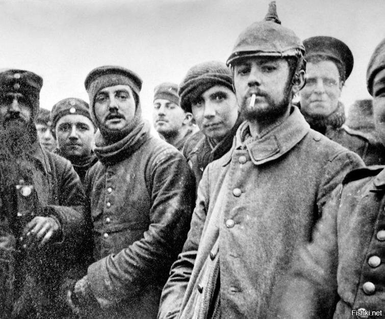 Так выглядело рождественское перемирие во время Первой мировой войны более 100 лет назад. К концу декабря 1914 года, Первая мировая война уже успела унести почти миллион человеческих жизней по всей Европе всего за 5 месяцев с её начала. Но в канун Рождества на поле боя случилось настоящее чудо, несмотря на приказ продолжать идти в атаку, пушки замолчали. Вместо звуков стрельбы, были слышны колядки немецких и британских солдат, и в скором времени война на Западном фронте превратилась в радостное пение. С наступлением Рождества несколько немецких солдат на рассвете вышли из своих окопов и подошли к линии противника, пройдя по выжженному полю битвы, они стали выкрикивать "Счастливого Рождества!" на английском и французском языках. Изначально, союзные войска решили, что это была ловушка, но увидев, что немцы были безоружны, они также оставили свои окопы, чтобы пожать руку врагу, с которым вели ожесточенную борьбу вот уже несколько месяцев. Вскоре более 100000 британских и немецких солдат оставили свои окопы. Солдаты начали обмениваться подарками и даже шлемами. Солдаты даже провели несколько футбольных игр, а парикмахеры с каждой стороны приводили войска в презентабельный вид. Тем временем, солдаты с обеих сторон помогали друг другу хоронить погибших, которые остались лежать на поле битвы. К сожалению, это был первый и последний раз, когда такое мероприятие проводилось во время Первой мировой войны. Узнав о временном перемирии, командование с обеих сторон стало угрожать солдатам, что они будут признаны дезертирами, если немедленно не продолжат вести военные действия. Временное рождественское перемирие доказало, что ни одна даже смертоносная война не может раздавить человеческий дух и отнять у людей человечность.