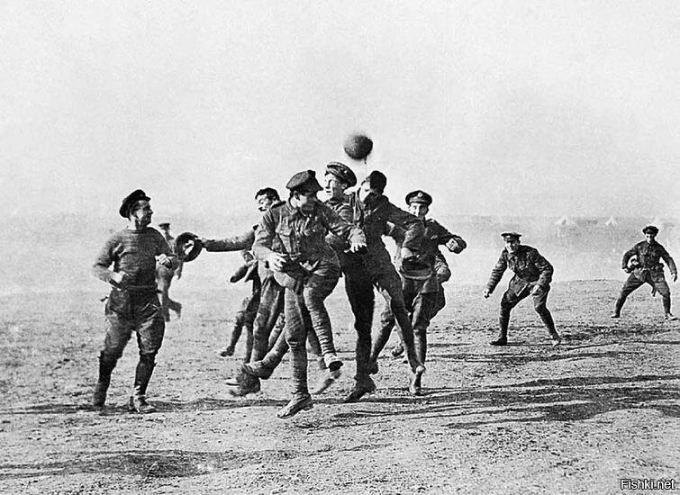 Так выглядело рождественское перемирие во время Первой мировой войны более 100 лет назад. К концу декабря 1914 года, Первая мировая война уже успела унести почти миллион человеческих жизней по всей Европе всего за 5 месяцев с её начала. Но в канун Рождества на поле боя случилось настоящее чудо, несмотря на приказ продолжать идти в атаку, пушки замолчали. Вместо звуков стрельбы, были слышны колядки немецких и британских солдат, и в скором времени война на Западном фронте превратилась в радостное пение. С наступлением Рождества несколько немецких солдат на рассвете вышли из своих окопов и подошли к линии противника, пройдя по выжженному полю битвы, они стали выкрикивать "Счастливого Рождества!" на английском и французском языках. Изначально, союзные войска решили, что это была ловушка, но увидев, что немцы были безоружны, они также оставили свои окопы, чтобы пожать руку врагу, с которым вели ожесточенную борьбу вот уже несколько месяцев. Вскоре более 100000 британских и немецких солдат оставили свои окопы. Солдаты начали обмениваться подарками и даже шлемами. Солдаты даже провели несколько футбольных игр, а парикмахеры с каждой стороны приводили войска в презентабельный вид. Тем временем, солдаты с обеих сторон помогали друг другу хоронить погибших, которые остались лежать на поле битвы. К сожалению, это был первый и последний раз, когда такое мероприятие проводилось во время Первой мировой войны. Узнав о временном перемирии, командование с обеих сторон стало угрожать солдатам, что они будут признаны дезертирами, если немедленно не продолжат вести военные действия. Временное рождественское перемирие доказало, что ни одна даже смертоносная война не может раздавить человеческий дух и отнять у людей человечность.