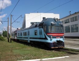 ну эти не совсем те шо в посте, это ближе к электричкам пригородным, да еще и с деревянными сидухами.
тоже довелось поездить.
в посте прям с купе вагоны были, а я ток видеовагоны застал.
есть один на виду, под путевую лабараторию переделали.