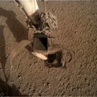 Зонд посадочного аппарата NASA inSight 18 марта 2020 года застрял при бурение почвы Марса. Проблема решилась, когда специалисты агентства заставили аппарат ударить самого себя лопатой.