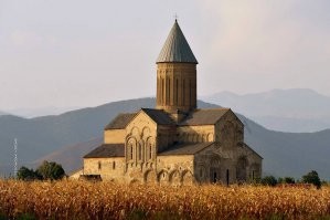 Православные, конечно, но на грузинских храмах таких куполов нет. У них обычно коническая крыша, реже -- полусферическая.