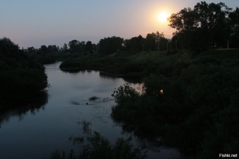 я пару лет назад тоже луну фоткал
правда с вантового моста.
...лядь ,ну и движение по нему в 3 часа ночи и главное все как слонопотамы, в ногу маршируют, аж мост как качели мотает.
(а у меня выдержка 30 секунд и кенен с "зумом 18-200" на перилах)
