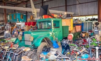 В Москве снесли Музей индустриальной культуры, который занимал корпус в парке «Кузьминки   Люблино». Теперь коллекцию перевезут в село Покровское в Тульской области. Объясняем, почему нам будет не хватать музея. Причина сноса
В марте директору музея Льву Железнякову пришло уведомление с просьбой освободить территорию, а уже 2 июля начался снос здания. Железняков пояснил, что постройка находилась в Кузьминках нелегально: газета «Авторевю», основавшая музей, вышла из состава учредителей, после чего здание передали управлению парка. В прошлом году руководство решило снести все нелегальные постройки.

С выселением музею помогали волонтеры   вывозили экспонаты и оборудование, а также жертвовали деньги на организацию переезда. Часть экспозиции   бытовую технику, мебель и стекла от жигулей   раздали желающим.

Почему музей важен
Музей индустриальной культуры работал в Москве в течение 20 лет. Его посетители могли бесплатно увидеть большую коллекцию предметов советского быта: от редких автомобилей до швейных машинок и телефонных будок. The Village спросил у редактора канала «Архитектурные излишества» Романа Ушакова, в чем ценность пространства.

Это был один из лучших музеев Москвы. В музее были как повседневные предметы разных эпох, так и УНИКАЛЬНЫЕ ЭКСПОНАТЫ, СУЩЕСТВОВАВШИЕ В ЕДИНСТВЕННОМ ЭКЗЕМПЛЯРЕ, но уже точно ясно, что при переезде часть коллекции утрачена.

МУЗЕЙ ДАРИЛ НЕ ТОЛЬКО ЗНАНИЯ, НО И ЭМОЦИИ, ЧУВСТВО НОСТАЛЬГИИ, НАПОМИНАЛ О ДЕТСТВЕ. Каждый, кто приходил в музей, мог сказать «О, у меня в детстве была такая игрушка» или, например, «У моего деда был такой радиоприемник».

Это большая утрата для Москвы   очень жаль потерять такое душевное и необычное место, созданное энтузиастами, а не по указке сверху. Это место обладало огромным потенциалом, и музей следовало расширять, помогать ему, а не сносить. Единственное, что может утешить,   история музея продолжится на новом месте.

Будущее экспонатов
Теперь Музей индустриальной культуры переедет на новый участок в селе Покровское. Основатель музея Лев Железняков получил там два гектара земли. На этой земле, по его словам, есть возможности, которых в старом ангаре не было   например, проводить масштабные исторические реконструкции, реализовать идею старинной железной дороги.

 В прошлом году Музей индустриальной культуры уже пытались выселить из парка в Кузьминках. После этого в интернете создали петицию с требованием не закрывать музей. Тогда, по информации на официальном сайте музея, Префектура ЮВАО планировала построить для него новое здание. При этом в руководстве парка нам рассказали, что директору музея предлагались различные варианты сотрудничества, в том числе проведение каталогизации предметов и перемещение предметов в другие строения, находящиеся на территории парка, однако он отказался от них..  Музей Индустриальной Культуры в парке Кузьминки в Москве снесли вместе с экспонатами. Раз, и всё...