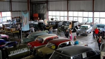 В Москве снесли Музей индустриальной культуры, который занимал корпус в парке «Кузьминки   Люблино». Теперь коллекцию перевезут в село Покровское в Тульской области. Объясняем, почему нам будет не хватать музея. Причина сноса
В марте директору музея Льву Железнякову пришло уведомление с просьбой освободить территорию, а уже 2 июля начался снос здания. Железняков пояснил, что постройка находилась в Кузьминках нелегально: газета «Авторевю», основавшая музей, вышла из состава учредителей, после чего здание передали управлению парка. В прошлом году руководство решило снести все нелегальные постройки.

С выселением музею помогали волонтеры   вывозили экспонаты и оборудование, а также жертвовали деньги на организацию переезда. Часть экспозиции   бытовую технику, мебель и стекла от жигулей   раздали желающим.

Почему музей важен
Музей индустриальной культуры работал в Москве в течение 20 лет. Его посетители могли бесплатно увидеть большую коллекцию предметов советского быта: от редких автомобилей до швейных машинок и телефонных будок. The Village спросил у редактора канала «Архитектурные излишества» Романа Ушакова, в чем ценность пространства.

Это был один из лучших музеев Москвы. В музее были как повседневные предметы разных эпох, так и УНИКАЛЬНЫЕ ЭКСПОНАТЫ, СУЩЕСТВОВАВШИЕ В ЕДИНСТВЕННОМ ЭКЗЕМПЛЯРЕ, но уже точно ясно, что при переезде часть коллекции утрачена.

МУЗЕЙ ДАРИЛ НЕ ТОЛЬКО ЗНАНИЯ, НО И ЭМОЦИИ, ЧУВСТВО НОСТАЛЬГИИ, НАПОМИНАЛ О ДЕТСТВЕ. Каждый, кто приходил в музей, мог сказать «О, у меня в детстве была такая игрушка» или, например, «У моего деда был такой радиоприемник».

Это большая утрата для Москвы   очень жаль потерять такое душевное и необычное место, созданное энтузиастами, а не по указке сверху. Это место обладало огромным потенциалом, и музей следовало расширять, помогать ему, а не сносить. Единственное, что может утешить,   история музея продолжится на новом месте.

Будущее экспонатов
Теперь Музей индустриальной культуры переедет на новый участок в селе Покровское. Основатель музея Лев Железняков получил там два гектара земли. На этой земле, по его словам, есть возможности, которых в старом ангаре не было   например, проводить масштабные исторические реконструкции, реализовать идею старинной железной дороги.

 В прошлом году Музей индустриальной культуры уже пытались выселить из парка в Кузьминках. После этого в интернете создали петицию с требованием не закрывать музей. Тогда, по информации на официальном сайте музея, Префектура ЮВАО планировала построить для него новое здание. При этом в руководстве парка нам рассказали, что директору музея предлагались различные варианты сотрудничества, в том числе проведение каталогизации предметов и перемещение предметов в другие строения, находящиеся на территории парка, однако он отказался от них..  Музей Индустриальной Культуры в парке Кузьминки в Москве снесли вместе с экспонатами. Раз, и всё...