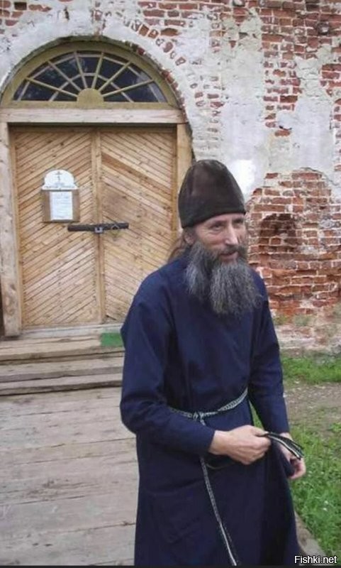 Православный священник выглядит так, а то, что в посте - ряженая обезьяна!