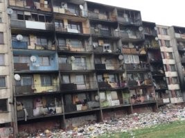 Словакия, город Кошице. Там проживают примерно 4000 цыган. Дома разгромлены, мусор выбрасывают прямо на улицу. Европейские цыгане ничуть не лучше американских негров.
