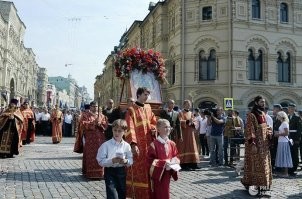 В Москве отпраздновала день ВДВ. Попы провели крестный ход в честь св.Илии - защитника и покровителя ВДВшников. Ибо, как известно, без Илюши не раскроются парашюты, заклинят калаши, заглохнут БМДшки, обосрутся офицеры и потеряются походные кухни. Только Илюша может гарантировать победу над супостатами. Вон, в ВОВ ВДВшники не проводили молебны Илюше, не лобызали его икону - и немцы дошли аж до Волги. Сегодня такое не повторится.