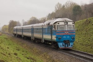 Мой дизельный поезд такой. Я на нём к бабушке на лето ездил. Были и 6 вагонные версии, и 12 вагонные, когда было особо много пассажиров.