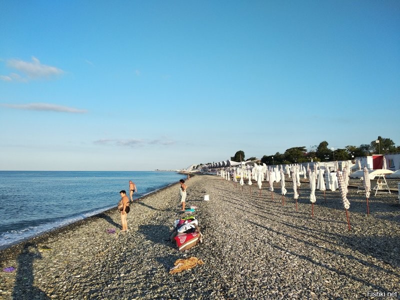 7.30, на пляже не протолкнуться просто, все лежаки и зонты уже заняты, как видите)))