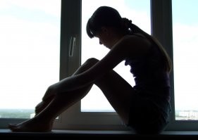 Девушки на подоконниках