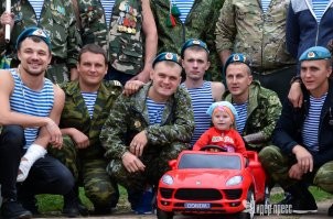 Настоящий боец хладнокровен, сдержан и является примером высокой культуры для окружающих (это из Устава). Когда служили два года, я помню, как десантники выглядели - спокойно, но излучали мощь и силу. На них было интересно и приятно взглянуть. Дядя Вася именно такими гордился! А эти драные клоуны в голубых беретах с тщеславием Наполеона ровно противоположное явление. Ни дисциплины, ни мозгов, ничего святого. Не праздник, а бардак.