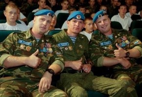 Настоящий боец хладнокровен, сдержан и является примером высокой культуры для окружающих (это из Устава). Когда служили два года, я помню, как десантники выглядели - спокойно, но излучали мощь и силу. На них было интересно и приятно взглянуть. Дядя Вася именно такими гордился! А эти драные клоуны в голубых беретах с тщеславием Наполеона ровно противоположное явление. Ни дисциплины, ни мозгов, ничего святого. Не праздник, а бардак.