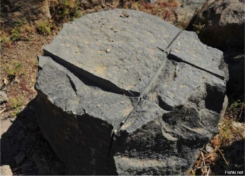 Отличная сказка, что "египтяне построили пирамиды".
Что тут написано? Что пирамиды были построены 4500 лет назад?
А теперь заглянем в историю. Железный век сменил бронзовый только 3000 лет назад. 
И что? Вы верите, что египтяне этими мягкими инструментами успешно обрабатывали твёрдый камень? Выпиливали квадратные отверстия? Пилили огромной циркулярной пилой блоки?
Лично я не верю категорически. Может и не инопланетяне строили пирамиды, но предыдущая высокоразвитая цивилизация точно.
В и-нете полно фотографий несоответствия возможностей египтян того времени способам обработки камня. Конкретней, что обработка камня была механической, пилы по камню были гораздо крупней, чем это возможно в наши дни.
И пирамиды строились не для фараонов. Фараоны захватили уже существовавшие пирамиды былой цивилизации, чтобы устроить усыпальницы. Изначально пирамиды были только средством связи по все планете через инфразвук.