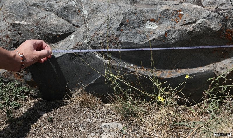 Отличная сказка, что "египтяне построили пирамиды".
Что тут написано? Что пирамиды были построены 4500 лет назад?
А теперь заглянем в историю. Железный век сменил бронзовый только 3000 лет назад. 
И что? Вы верите, что египтяне этими мягкими инструментами успешно обрабатывали твёрдый камень? Выпиливали квадратные отверстия? Пилили огромной циркулярной пилой блоки?
Лично я не верю категорически. Может и не инопланетяне строили пирамиды, но предыдущая высокоразвитая цивилизация точно.
В и-нете полно фотографий несоответствия возможностей египтян того времени способам обработки камня. Конкретней, что обработка камня была механической, пилы по камню были гораздо крупней, чем это возможно в наши дни.
И пирамиды строились не для фараонов. Фараоны захватили уже существовавшие пирамиды былой цивилизации, чтобы устроить усыпальницы. Изначально пирамиды были только средством связи по все планете через инфразвук.