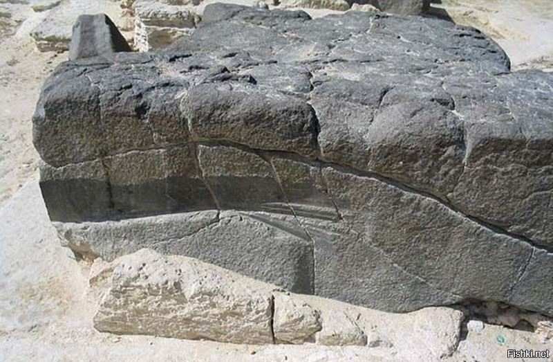 Отличная сказка, что "египтяне построили пирамиды".
Что тут написано? Что пирамиды были построены 4500 лет назад?
А теперь заглянем в историю. Железный век сменил бронзовый только 3000 лет назад. 
И что? Вы верите, что египтяне этими мягкими инструментами успешно обрабатывали твёрдый камень? Выпиливали квадратные отверстия? Пилили огромной циркулярной пилой блоки?
Лично я не верю категорически. Может и не инопланетяне строили пирамиды, но предыдущая высокоразвитая цивилизация точно.
В и-нете полно фотографий несоответствия возможностей египтян того времени способам обработки камня. Конкретней, что обработка камня была механической, пилы по камню были гораздо крупней, чем это возможно в наши дни.
И пирамиды строились не для фараонов. Фараоны захватили уже существовавшие пирамиды былой цивилизации, чтобы устроить усыпальницы. Изначально пирамиды были только средством связи по все планете через инфразвук.