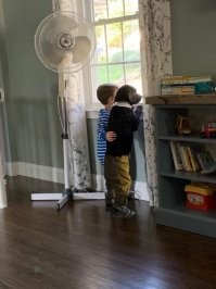 Я не очень понял, почему собака в рубашке, джемпере, брюках и, главное, в кроссовках?