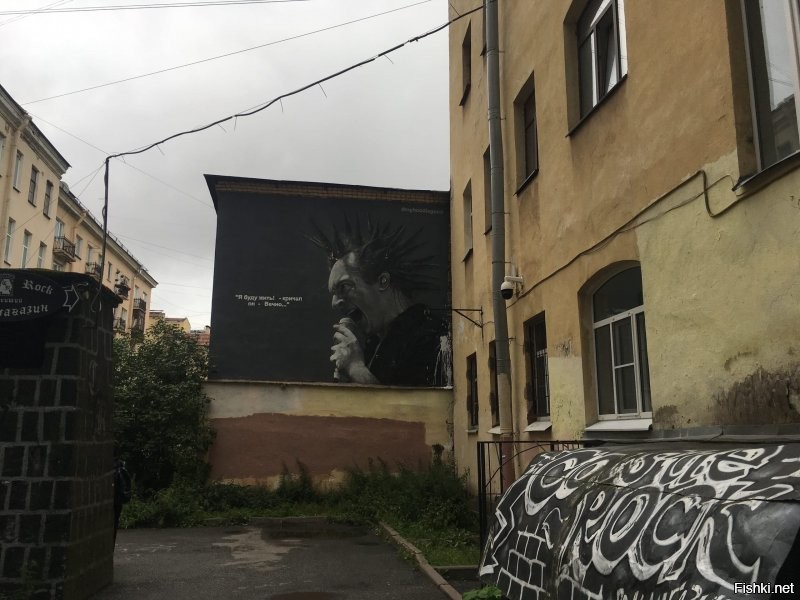 А у нас еще не всекли и не успели закрасить..:Лиговский 47 ,а 
напротив Горшенев(7 лет держится граффити)