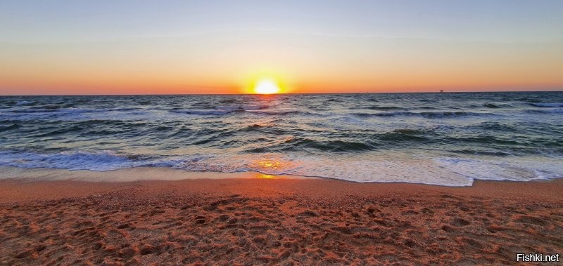 вот такой восход солнца на Арабатской стрелке, азовское море. Сам фотал.