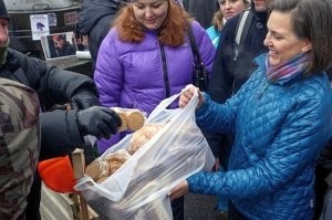 Почему-то меня не удивило, что это был американец. Когда пахнет деньгами, то сопутствующие жертвы вызывают лишь ухмылку.