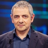 Роуэн Аткинсон в жизни не такой, как его герой. Он владеет огромным состоянием в 100 миллионов фунтов стерлингов. Главная страсть Аткинсона - коллекционирование дорогих автомобилей.

Роуэн разбирается в машинах на очень высоком уровне, даже пишет профессиональные статьи в крутые журналы. Эта страсть известна настолько хорошо, что чувака пригласили на съемки программы Top Gear, где он показал высший класс. 

Роуэн побил предыдущий рекорд и продемонстрировал крайне профессиональные результаты спортивного гонщика. 

Учился в частной школе, причем одновременно с будущим премьером Тони Блэром, после чего поступил в Университет Ньюкасла, где изучал инженерные науки. Получил диплом магистра инженерии в Оксфорде.

Мировая слава пришла Аткинсону в 1990 году, когда на экраны вышел сериал "Мистер Бин". Сценарий был придуман Аткинсоном и Кертисом, а образ самого Мистера Бина был Роуэн придумал еще в университете.
(из пикабу)