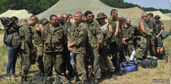 Россия хотела показать гуманность и не вовлеченность в конфликт...пустила, спасла, потом переправила домой. но показать КОМУ?! =))) кто будет это смотреть, слушать? да никто. слону дробина. зато потом, "спасенные", дружно пели, сами знаете что и чего потом, наверняка, успели натворить, вернувшись в строй...
вопрос - зная, что играть по правилам наглосаксов и их сателлитов бесполезно, стоило ли так поступать? ведь эти 438 чуваков, потом вернулись и убивали детей и женщин и особо не парились о гуманности, благодаря которой сами живы остались