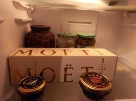 Хороший понт дороже денег :) Фото холодильника :) Чуите мамкиного олигарха? :)

Но важна предыстория: икру подарили на др, она с "подходящим" сроком, и ее между своих продают производители за бесценок, и так уж получилось, что одного "своего" я знаю.
Шампанское(я его не пью, передарю по случаю) мне подарили за то, что очень людей выручил, ребенку их очень помог, грибочки от мамы, а вот огурчики покупал я. Вот тут уж, куда деваться, понт, они дорогие, по 180 руб, что ли, целых 2 банки:) А так как лето, живем на даче, просто сейчас пришлось в город заехать, холодильник пустой :) Но фотка-то ОГОНЬ, понтовее многих из поста! :)