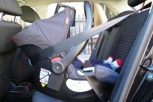 "Автолюльку рекомендуют устанавливать на заднем ряде кресел транспортного средства. Необходимо размещать приспособление для фиксации ребенка перпендикулярно движению транспорта." что то я про перпендикулярно движению не догоняю. То что у меня на картинках, это перпендикулярное расположение люльки движению?