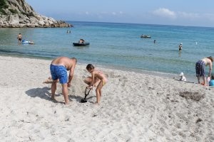 Окуневка, тоже в тех местах. Фото пляжа еле нашел. Одна всего. По вот таким камням перебрались на соседний пляж. Рисовым назывался. Там песок крупный отсюда и название. Были 20 августа, в сезон, но по последнему фото можно уже судить о заполнености. Вода, кстати, чистая шопесец.