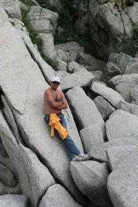 Окуневка, тоже в тех местах. Фото пляжа еле нашел. Одна всего. По вот таким камням перебрались на соседний пляж. Рисовым назывался. Там песок крупный отсюда и название. Были 20 августа, в сезон, но по последнему фото можно уже судить о заполнености. Вода, кстати, чистая шопесец.