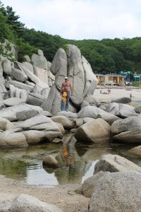 Окуневка, тоже в тех местах. Фото пляжа еле нашел. Одна всего. По вот таким камням перебрались на соседний пляж. Рисовым назывался. Там песок крупный отсюда и название. Были 20 августа, в сезон, но по последнему фото можно уже судить о заполнености. Вода, кстати, чистая шопесец.