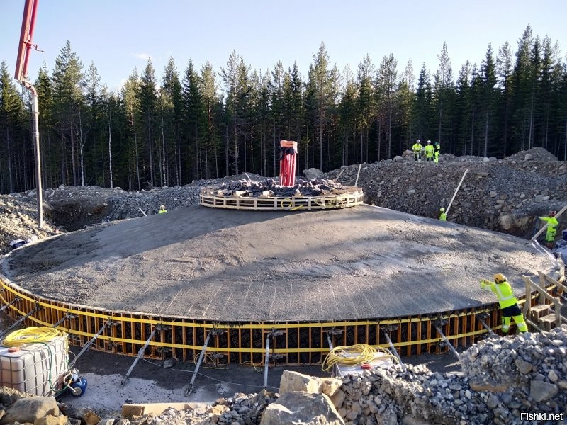 Вот сейчас строим фундаменты под ветряки в Шведции по Сундсвалем. 
1 фундамент 700 м3