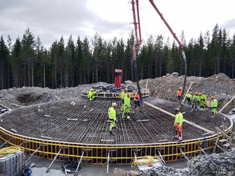 Вот сейчас строим фундаменты под ветряки в Шведции по Сундсвалем. 
1 фундамент 700 м3