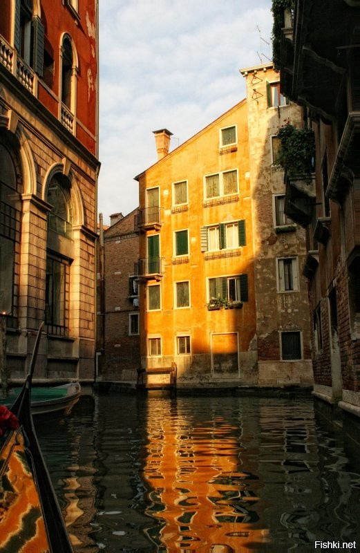 Очень странный, ни на что не похожий город.
Из моих фото: