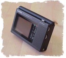 В детстве у меня был маленький телевизор, у которого постоянно портился звук. Пока мама думала, что я уже сплю, я втихаря в постели смотрел фильмы.
А потом, в 90-х мне в руки попался карманный телек от Casio.